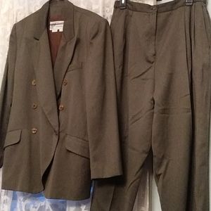 J.Gallery Woman's 2 piece vintage pant suit